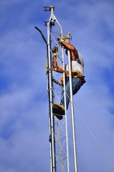 Bob-K4NBC Attaching the Gin Pole 02.jpg